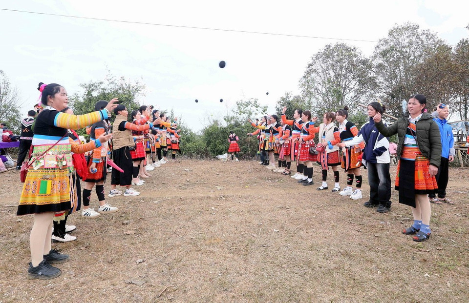 Các chàng trai, cô gái dân tộc Mông ở xã Hua Nhàn, huyện Bắc Yên còn chơi ném Pao trong ngày Tết cổ truyền. (Ảnh: Quang Quyết/TTXVN)