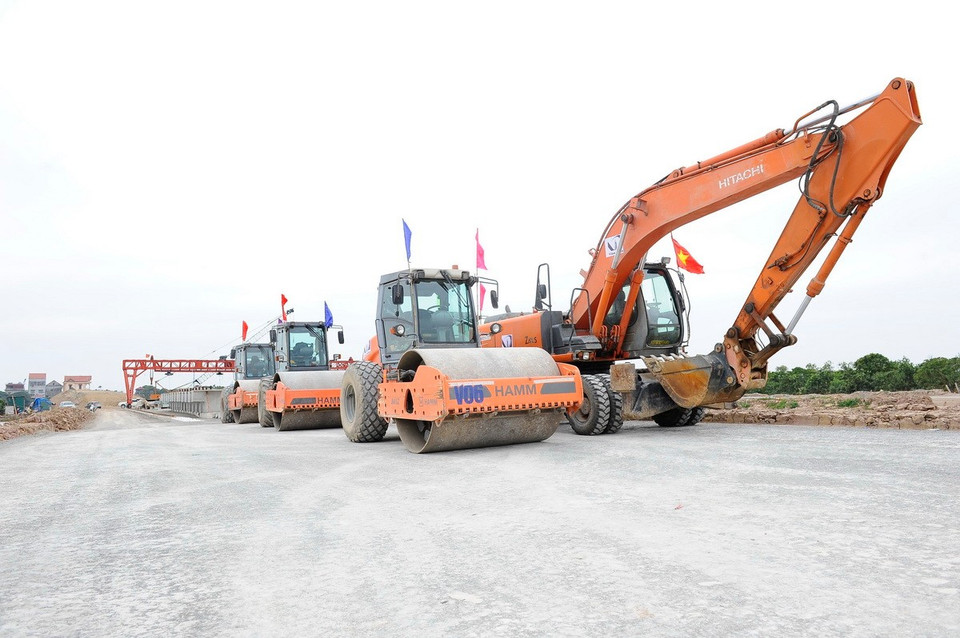 Nhiều phương tiện, máy móc, nhân lực được huy động để thi công tuyến đường Tân Phúc-Võng Phan đi qua huyện Ân Thi (Hưng Yên). (Ảnh: Mạnh Khánh/TTXVN)