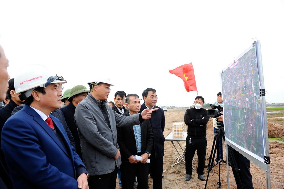 Bí thư Tỉnh ủy Hưng Yên Nguyễn Hữu Nghĩa chỉ đạo tại công trình thi công dự án đường Bên tuyến đường bộ nối hai đường cao tốc đoạn qua thành phố Hưng Yên. (Ảnh: Mạnh Khánh/TTXVN)