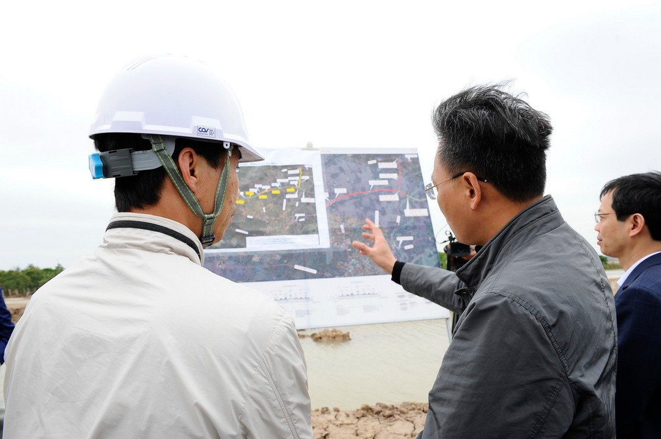 Bí thư Tỉnh ủy Hưng Yên Nguyễn Hữu Nghĩa nghe báo cáo tiến độ công trình đường Tân Phúc-Võng Phan. (Ảnh: Mạnh Khánh-TTXVN)