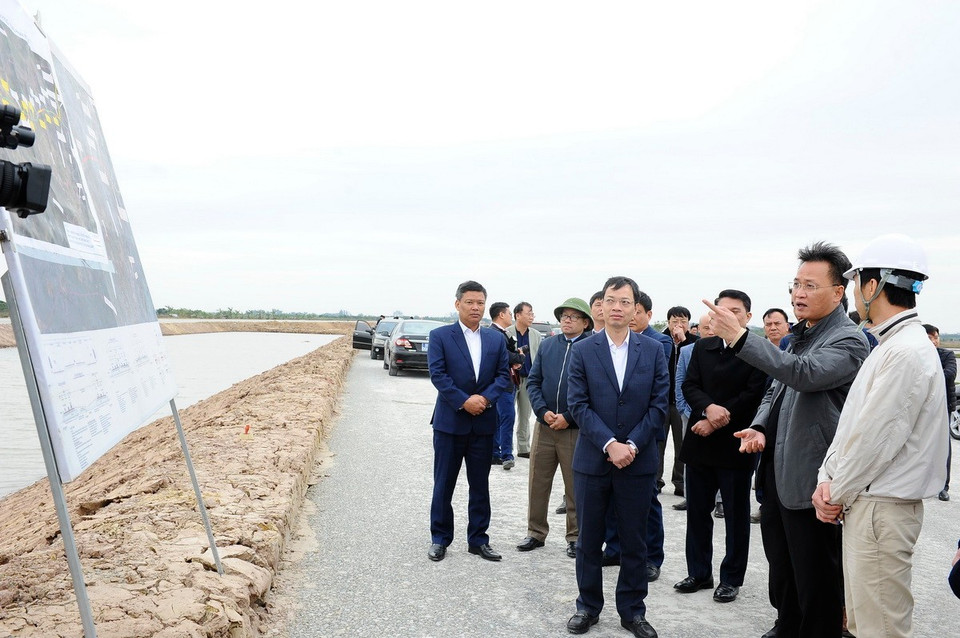 Bí thư Tỉnh ủy Hưng Yên Nguyễn Hữu Nghĩa (thứ hai, từ phải sang) chỉ đạo tại công trình đường Tân Phúc-Võng Phan. (Ảnh: Mạnh Khánh/TTXVN)