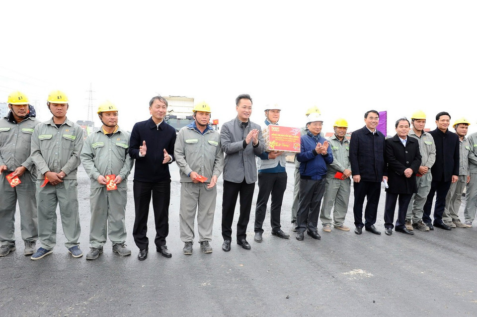 Bí thư Tỉnh ủy Hưng Yên Nguyễn Hữu Nghĩa tặng quà, động viên công nhân, kỹ sư đang thi công tuyến đường song hành thuộc Dự án đầu tư xây dựng đường Vành đai 4 - Vùng Thủ đô Hà Nội qua địa bàn tỉnh Hưng Yên. (Ảnh: Mạnh Khánh/TTXVN)