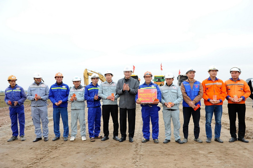 Bí thư Tỉnh ủy Hưng Yên Nguyễn Hữu Nghĩa thăm, động viên kỹ sư, công nhân đang thi công các công trình giao thông trong ngày đầu tiên đi làm sau kỳ nghỉ Tết. (Ảnh: Mạnh Khánh/TTXVN)