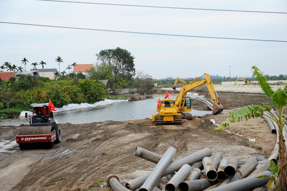 Dự án đường Chính Nghĩa-Phú Cường có chiều dài 5,7 km, vốn đầu tư khoảng 675 tỷ đồng đang được gấp rút thi công ngay từ ngày đầu năm mới. (Ảnh: Mạnh Khánh/TTXVN)