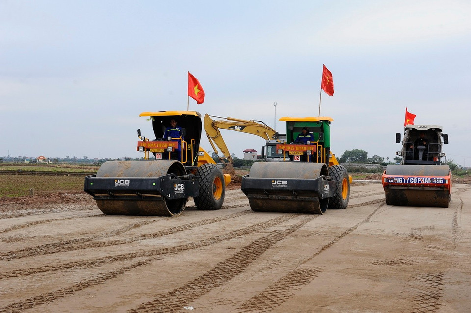 Phương tiện, máy móc, nhân lực được huy động tối đa để thi công dự án đường Bên tuyến đường bộ nối hai đường cao tốc đoạn qua thành phố Hưng Yên. (Ảnh: Mạnh Khánh/TTXVN)