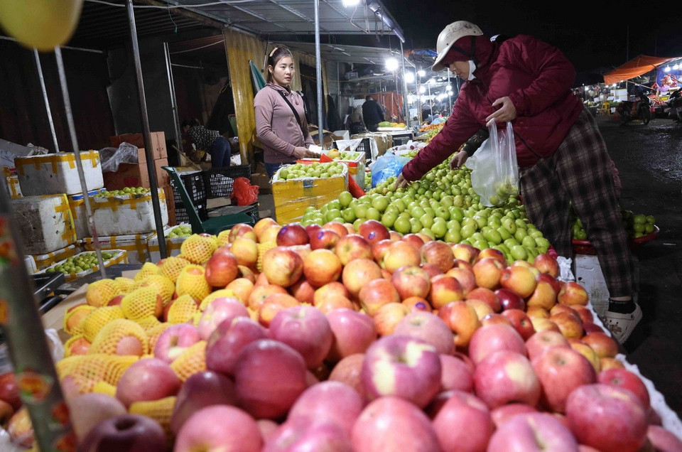 Khách đến mua hoa quả tại chợ đầu mối nông sản Nam Hà Nội, quận Hoàng Mai. (Ảnh: Vũ Sinh/TTXVN)
