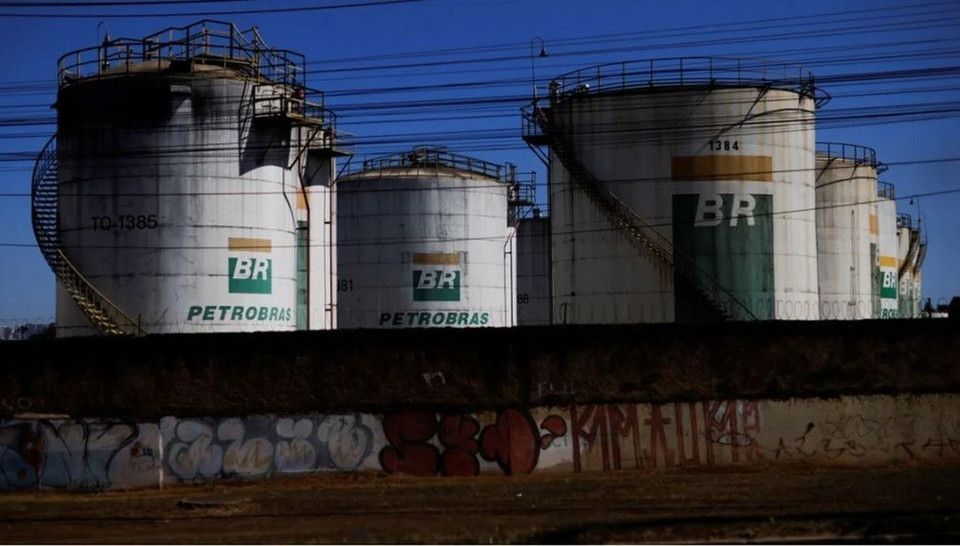 Ngày 18/2/2025, Bộ trưởng Khoáng sản và Năng lượng Brazil, Alexandre Silveira, cho biết nước này đã quyết định gia nhập Tổ chức các nước xuất khẩu dầu mỏ và đối tác (OPEC+). Brazil là quốc gia sản xuất dầu lớn thứ 7 thế giới, với sản lượng khoảng 4,3 triệu thùng mỗi ngày, tương đương 4% sản lượng toàn cầu. Trong ảnh là bể chứa dầu của Công ty dầu Petrobras tại Brasilia. (Nguồn: Reuters/TTXVN)