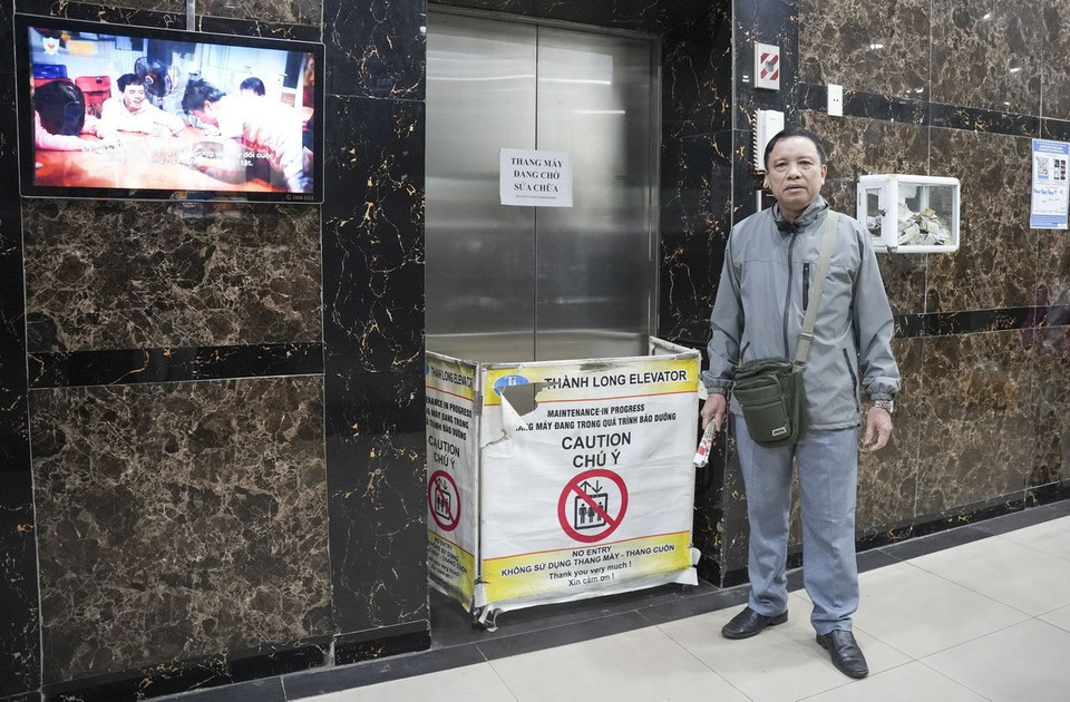 Ông Đoàn Văn Yên (65 tuổi), Trưởng nhóm dân cư tầng 24 tòa nhà chia sẻ, Ban quản trị toà CT12A đã tự ý thay đổi đơn vị quản lý vận hành nhà chung cư mà không thông báo cho cư dân. (Ảnh: Minh Nghĩa/TTXVN)