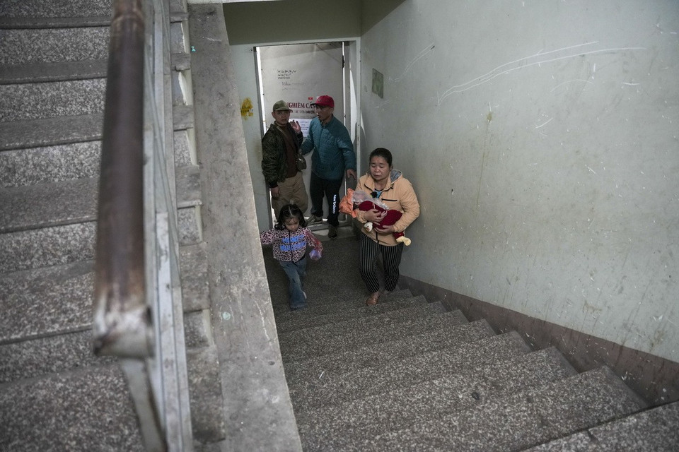 Nhiều người không chờ được thang máy phải di chuyển bằng thang bộ, trong đó có hộ ở tầng rất cao. (Ảnh: Minh Nghĩa/TTXVN)