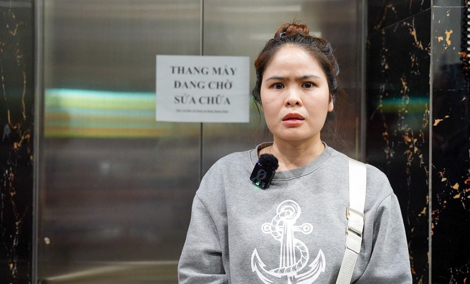 Chị Nguyễn Thị Luyến (42 tuổi), cư dân tòa nhà CT12A khu đô thị Kim Văn-Kim Lũ bức xúc vì có đóng phí bảo trì thang máy thường xuyên nhưng sự cố vẫn liên tục xảy ra. (Ảnh: Minh Nghĩa/TTXVN)