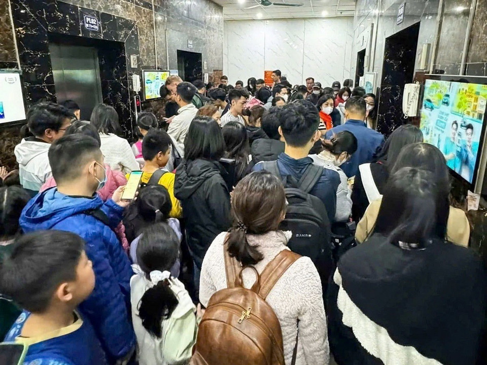 Do 3 thang máy hỏng cùng 1 lúc, khu vực sảnh thang máy của tòa nhà này bị tắc nghẽn, khiến hơn 100 người bị dồn ứ, chen chúc. (Ảnh: Minh Nghĩa/TTXVN)