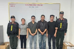 4 đối tượng (thứ 2 từ trái qua) tại cơ quan điều tra. (Ảnh: PV/Vietnam+)