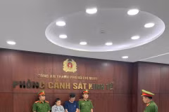 Các bị can bị khởi tố về hành vi tổ chức sản xuất, buôn bán bột ngọt giả nhãn hiệu Ajinomoto với quy mô lớn. (Ảnh: CA Thành phố Hồ Chí Minh cung cấp)