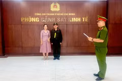 Bị can Hoàng Thị Bích Ngọc (bên trái), chủ sở hữu thương hiệu vải áo dài Đất Lành bị khởi tố, để điều tra về tội "Xâm phạm quyền tác giả" theo Điều 225 Bộ luật Hình sự. (Ảnh: PV/Vietnam+) 