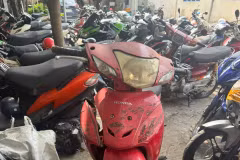 Mặt trước của chiếc xe gắn máy Honda Blade, màu đỏ, Công an Thành phố Hồ Chí Minh xác định có liên quan đến vụ án. (Ảnh: CA Thành phố Hồ Chí Minh cung cấp)
