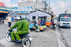 Đại úy Bùi Thanh Tuấn điều khiển xe máy không gắn kiếng hậu khi làm nhiệm vụ. (Ảnh: PV/Vietnam+)