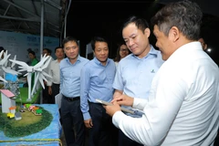 ông Lê Ngọc Sơn, Bí thư Đảng ủy, Chủ tịch Hội đồng thành viên Tập đoàn Công nghiệp - Năng lượng quốc gia Việt Nam tham quan các gian hàng trưng bày tại lễ hội Văn hóa sinh viên, học sinh 2026.