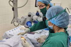 Bệnh viện Mắt thực hiện ca phẫu thuật phaco cho gia đình chính sách. (Ảnh: Khánh Ly/Vietnam+)