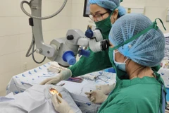 Bệnh viện Mắt thực hiện ca phẫu thuật phaco cho gia đình chính sách. (Ảnh: Khánh Ly/Vietnam+)