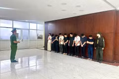 Phòng Cảnh sát kinh tế Công an Thành phố Hồ Chí Minh cho biết quyết định khởi tố bị can, bắt tạm giam 12 đối tượng về tội "Lừa đảo chiếm đoạt tài sản" theo Điều 174 Bộ luật Hình sự, liên quan đến hoạt động của Chi nhánh Công ty TNHH Holidays Việt Nam. (Ảnh: CA Thành phố Hồ Chí Minh cung cấp)