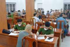 Một số công dân đang khai tờ khai về việc bị trục xuất về nước. (Ảnh: CA Thành phố Hồ Chí Minh cung cấp)
