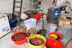 Cơ sở sản xuất, buôn bán thịt bò giả và thịt bò có chứa chất cấm tại phường Bình Trị Đông, Thành phố Hồ Chí Minh. (Ảnh: CA Thành phố Hồ Chí Minh cung cấp)