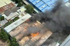 Đám cháy lớn thiêu rụi 1.000m² nhà xưởng cùng toàn bộ nguyên vật liệu, hàng hóa phục vụ sản xuất sơn. (Ảnh: PV/Vietnam+)