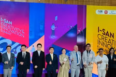 GS. TS. Supachai Patumnakul, Thư ký thường trực Bộ Giáo dục Đại học, Khoa học, Nghiên cứu và Đổi mới Thái Lan,Tổng Lãnh sự Đinh Hoàng Linh cùng Phu nhân và các đại biểu. (Ảnh: PV/Vietnam+)