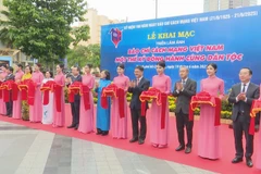 Lãnh đạo Thành phố cắt băng Khai mạc Triển lãm.(Ảnh: Khánh Ly/Vietnam+)