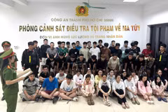Các đối tượng vi phạm bị bắt giữ tại Cơ quan Công an Thành phố Hồ Chí Minh. (Ảnh: CA Thành phố Hồ Chí Minh cung cấp)