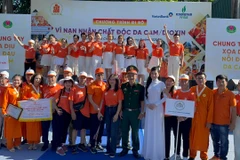 Chương trình “Đi bộ vì nạn nhân chất độc màu da cam” trao những phần quà ý nghĩa cho các nạn nhân. (Ảnh: Khánh Ly/Vietnam+)