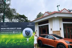 Golfer hào hứng vơi phần thưởng Hole-in-One giá trị từ Thaco Auto: hai chiếc xe Peugeot 408 và 2008 với tổng trị giá lên đến hơn 2 tỷ đồng. (Ảnh: Khánh Ly/Vietnam+)