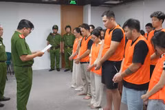 Công an Thành phố Hồ Chí Minh thực hiện đọc quyết định khởi tố bị can đối với các đối tượng trong vụ án. 