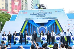 Phó Thủ tướng Chính phủ, Hồ Đức Phớc thực hiện nghi thức khởi động Lễ hội không tiền mặt tại phố đi bộ Nguyễn Huệ, thành phố Hồ Chí Minh. (Ảnh: Khánh Ly/Vietnam+)