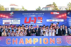Ban tổ chức trao giải hạng nhất cho U13 Becamex Hồ Chí Minh City FC. (Ảnh: PV/Vietnam+)