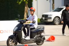 Học sinh của Trường Trung tiểu học Việt Anh được hướng dẫn xử lý các tình huống tham gia giao thông. (Ảnh: PV/Vietnam+)