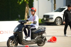 Học sinh của Trường Trung tiểu học Việt Anh được hướng dẫn xử lý các tình huống tham gia giao thông. (Ảnh: PV/Vietnam+)