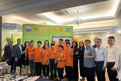 Ban Lãnh đạo khách sạn Kim Đô, Thành phố Hồ Chí Minh và Đại diện Trung tâm Giáo dục nghề nghiệp cho Người Khuyết tật & Trẻ Mồ côi Thành phố Hồ Chí Minh chụp hình lưu niệm cùng các em. (Ảnh: PV/Vietnam+)