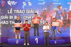 Ông Nguyễn Đức Lợi, Phó Chủ tịch Thường trực Hội Nhà báo Việt Nam trao giải thưởng cho các vận động viên. (Ảnh: TTXVN)
