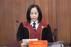 Chủ tọa Hoàng Thị Bích Duyên công bố Quyết định đưa vụ án ra xét xử. (Ảnh: Khánh Ly/Vietnam+)