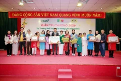 Ban lãnh đạo Herbalife trao quà Xuân Yêu thương tại Trường Phổ thông cơ sở Nguyễn Đình Chiểu, Hà Nội. (Ảnh: PV/Vietnam+).