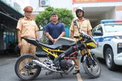 Nam thanh niên Nguyễn Thành T, ngụ phường Dĩ An, Thành phố Hồ Chí Minh (giữa) tại Đội Cảnh sát giao thông Rạch Chiếc. (Ảnh: CA Thành phố Hồ Chí Minh cung cấp)