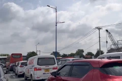 Hàng ngàn phương tiện lưu thông kẹt cứng tại khu vực phía Đông thành phố Hồ Chí Minh. (Ảnh: Khánh Ly/Vietnam+)