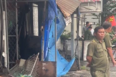 Hiện trường vụ cháy cửa hàng phụ tùng xe máy khiến một cụ ông 84 tuổi tử vong.(Ảnh: Khánh Ly/Vietnam+)