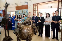 Tổng lãnh sự Đinh Hoàng Linh và bà con cộng đồng dâng hương dâng hoa tại Khu di tích Chủ tịch Hồ Chí Minh tại Udon Thani. (Ảnh: PV/Vietnam+)