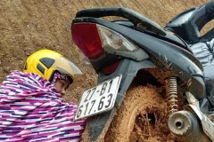  Cô giáo Lê Thị Kim Liên, người đã dành trọn 15 năm thanh xuân của mình để “bám bản”, gieo từng con chữ, ấp ủ từng ước mơ cho trẻ em nơi vùng cao heo hút bằng chiếc xe máy cà tàng quanh năm bám bùn đất. (Ảnh: Khánh Ly/Vietnam+)