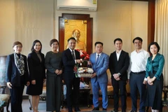 Đoàn trường Đại học Khon Kaen chúc mừng năm mới Tổng Lãnh sự Đinh Hoàng Linh và cán bộ nhân viên TLSQ Việt Nam tại Khỏn Kèm, Thái Lan. (Ảnh: PV/Vietnam+)