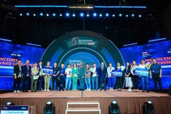 Ban tổ chức cùng đội Rainscales Vietnam xuất sắc đoạt giải nhất (100.000 USD); Viet Dynamic đoạt giải nhì (75.000 USD) và Enfarm Agritech đoạt giải ba (50.000 USD). (Ảnh: Khánh Ly/Vietnam+)