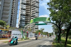 Cổng chào trên đường Nguyễn Hữu Thọ, thành phố Hồ Chí Minh. (Ảnh: PV/Vietnam+)