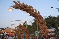 Lễ hội Bánh mì Việt Nam 2026 thu hút hàng trăm ngàn khách tới tham dự ngay trong ngày đầu khai mạc. (Ảnh: PV/Vietnam+)